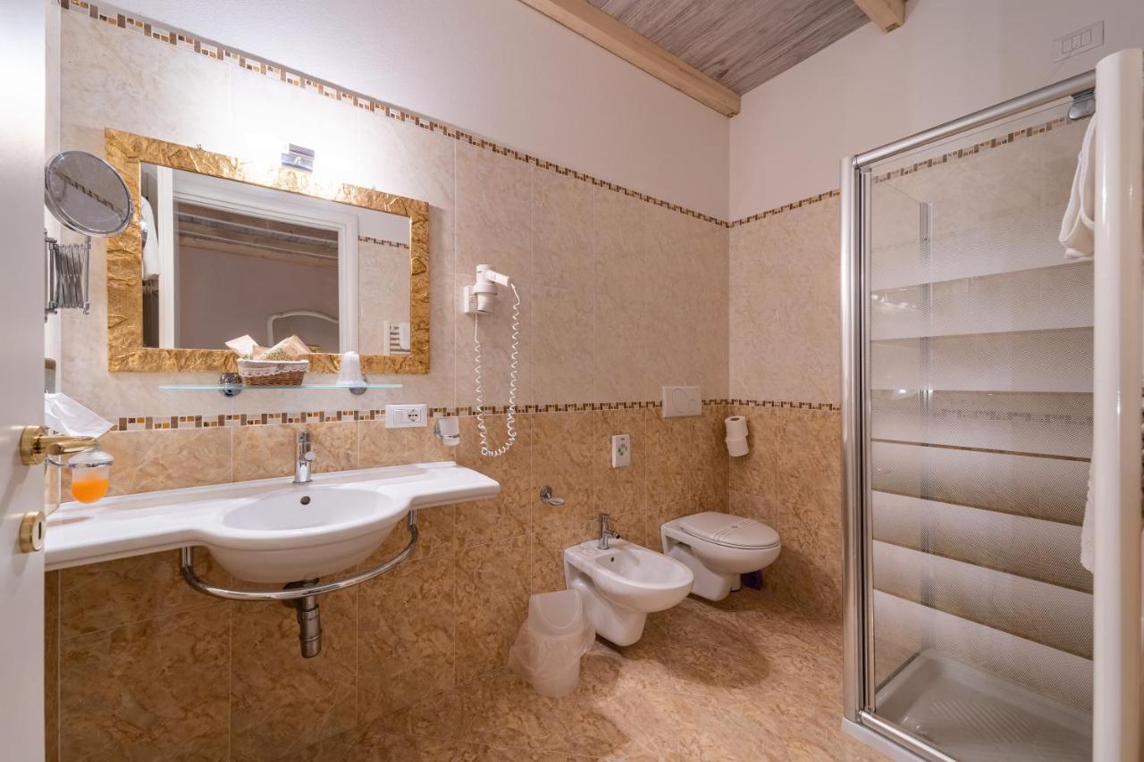 Borgo Dei Poeti Romantik Hotel Manerba del Garda Ngoại thất bức ảnh