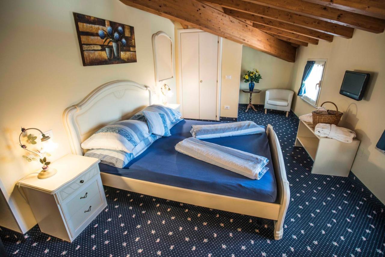 Borgo Dei Poeti Romantik Hotel Manerba del Garda Ngoại thất bức ảnh