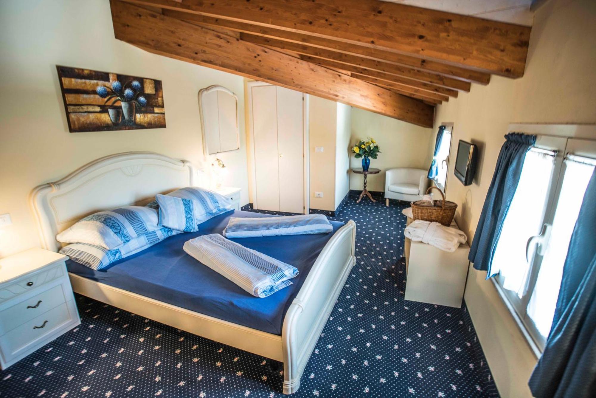 Borgo Dei Poeti Romantik Hotel Manerba del Garda Ngoại thất bức ảnh