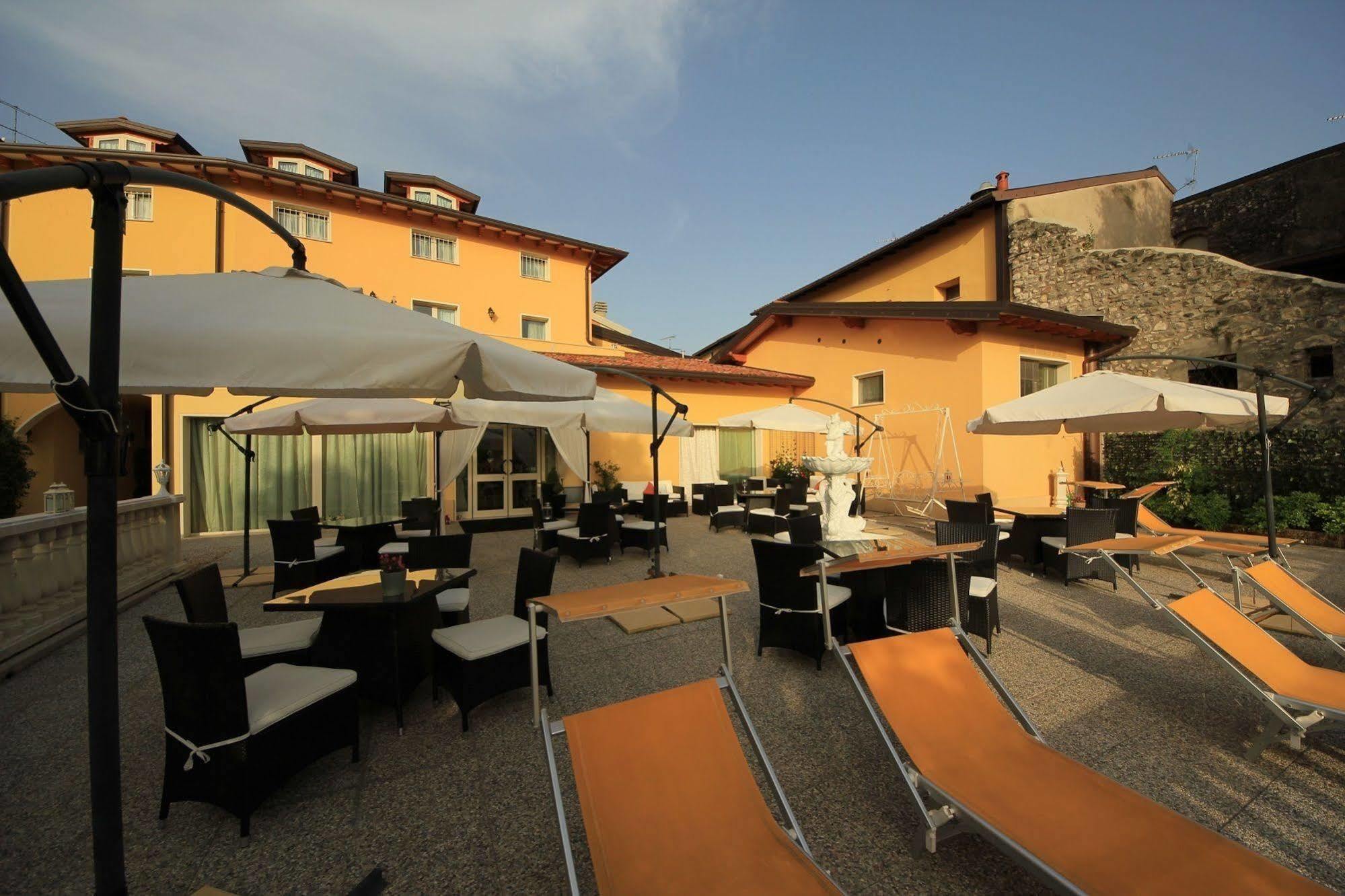 Borgo Dei Poeti Romantik Hotel Manerba del Garda Ngoại thất bức ảnh