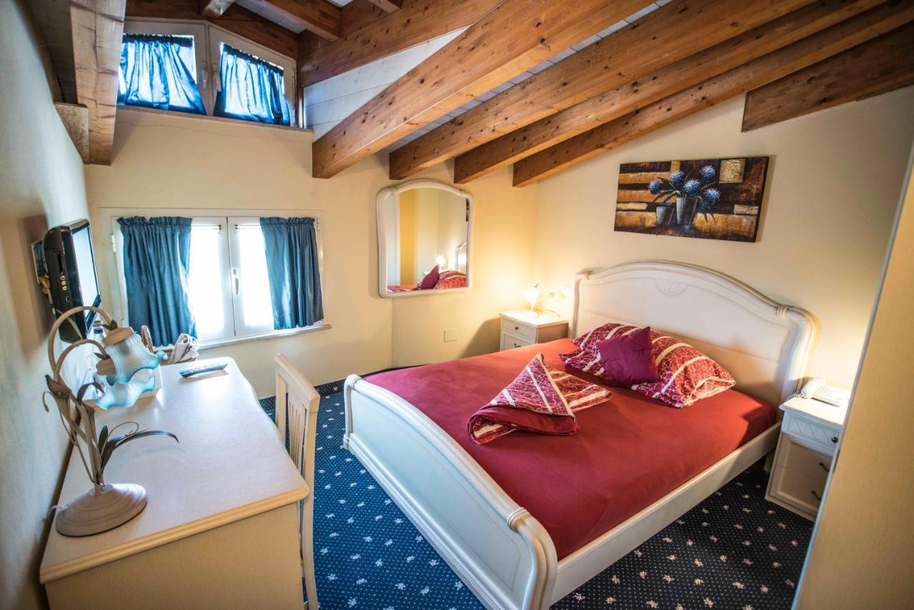 Borgo Dei Poeti Romantik Hotel Manerba del Garda Ngoại thất bức ảnh