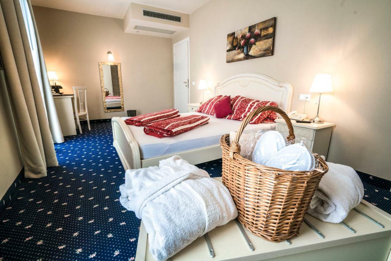 Borgo Dei Poeti Romantik Hotel Manerba del Garda Ngoại thất bức ảnh