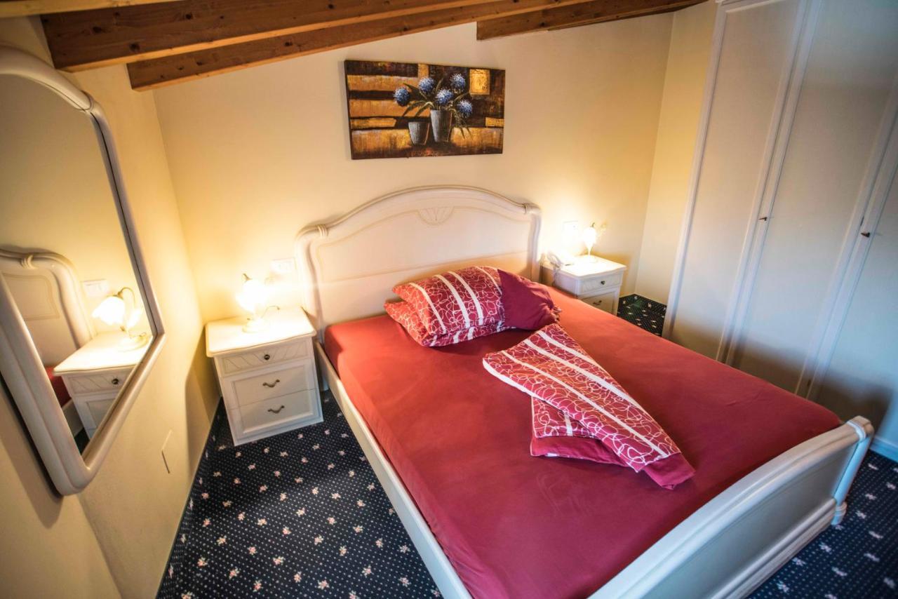 Borgo Dei Poeti Romantik Hotel Manerba del Garda Ngoại thất bức ảnh