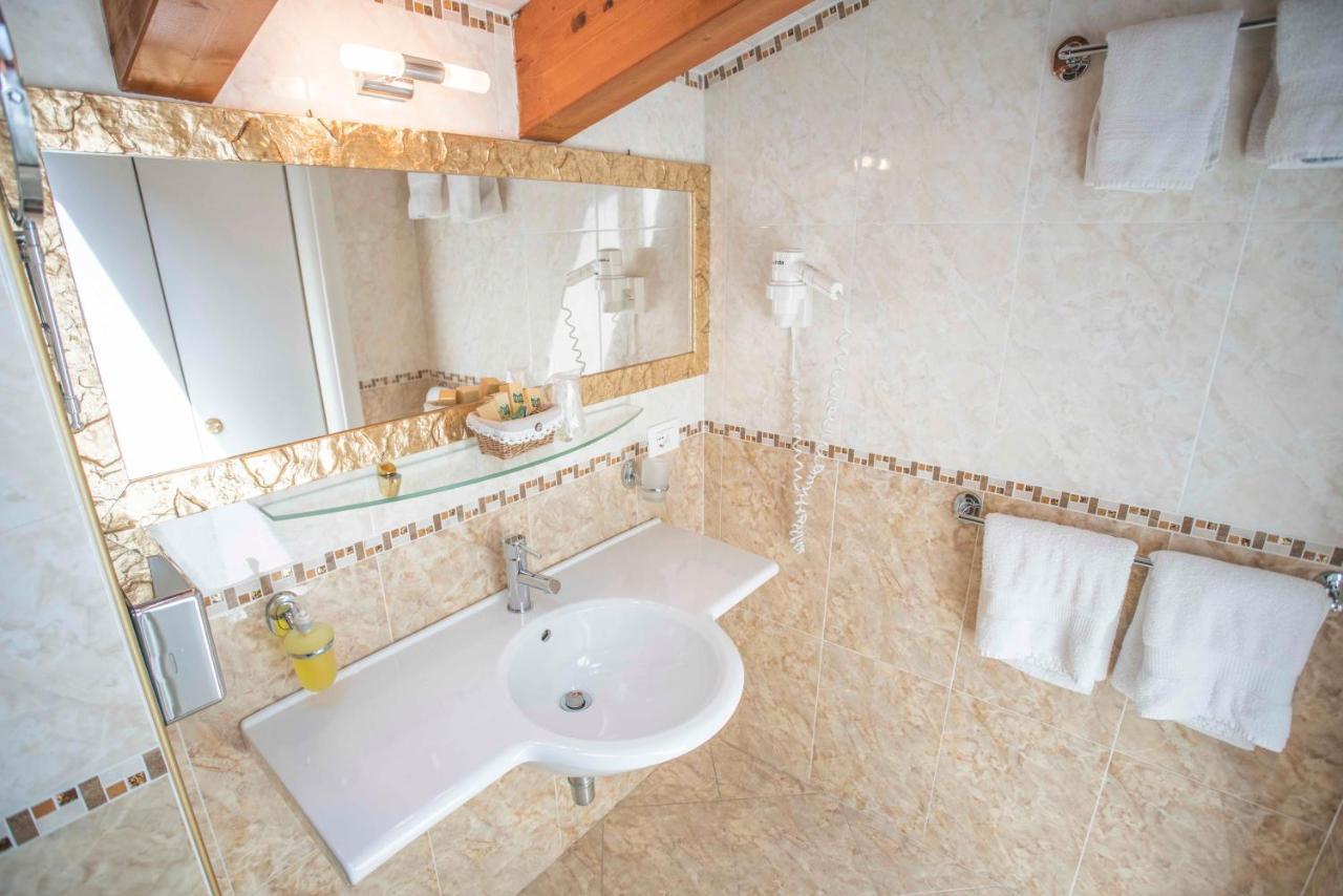 Borgo Dei Poeti Romantik Hotel Manerba del Garda Ngoại thất bức ảnh