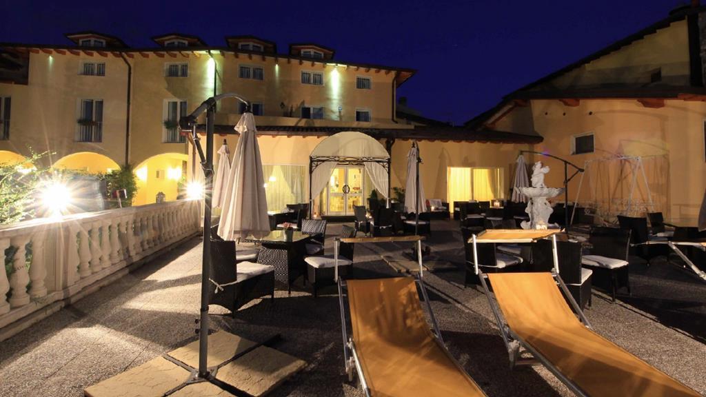 Borgo Dei Poeti Romantik Hotel Manerba del Garda Ngoại thất bức ảnh